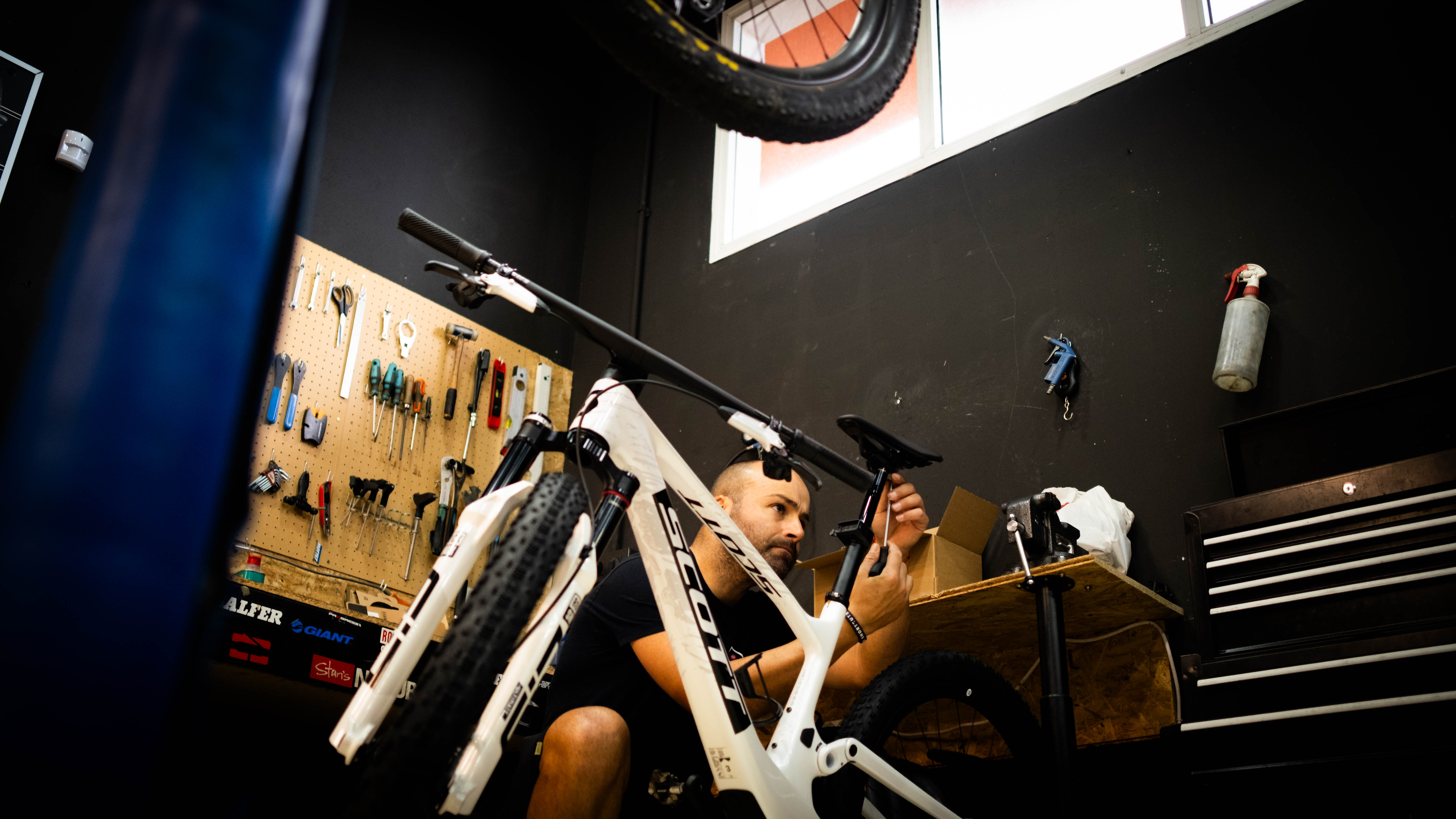 Un técnico de Bike Point trabajando en una bicicleta en el taller