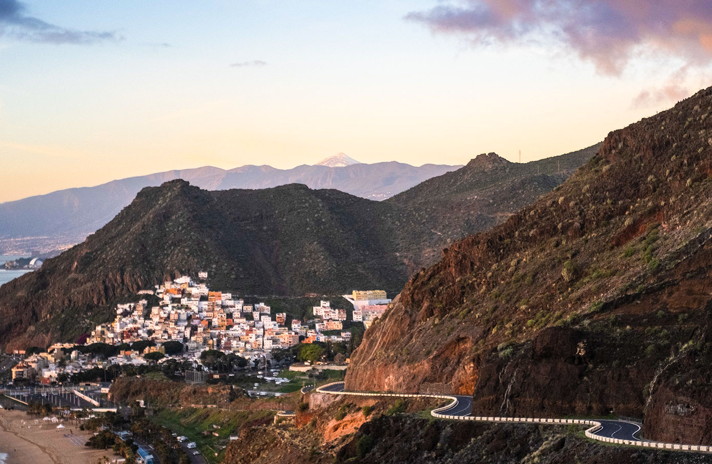 Fietser met uitzicht over het vulkanische landschap van Tenerife